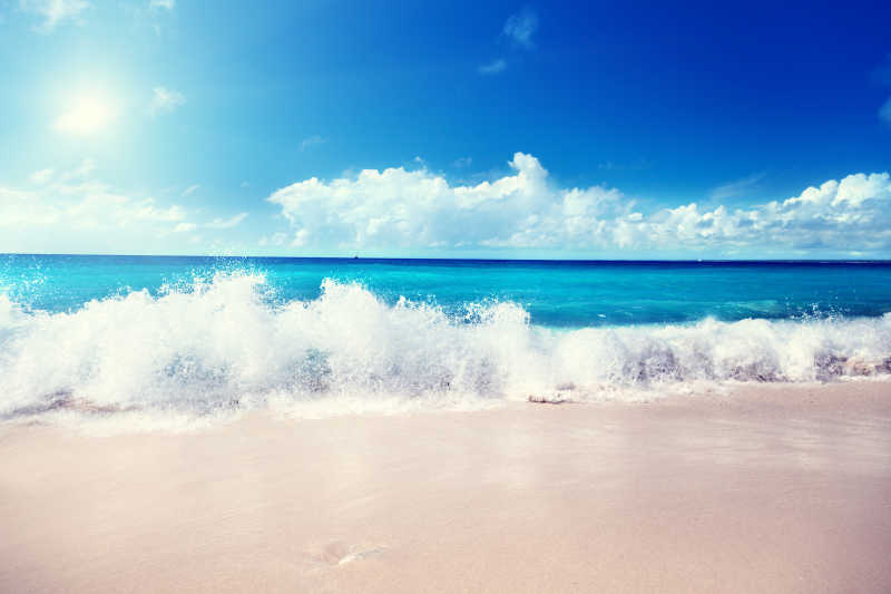 蓝天下的加勒比海海滩