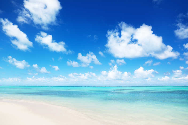 蓝天下迷人的加勒比海海滩