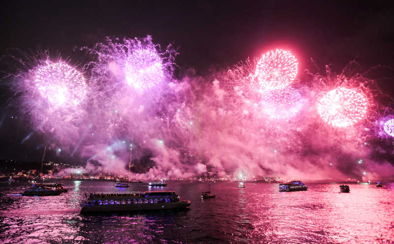 夜景里美丽的烟花