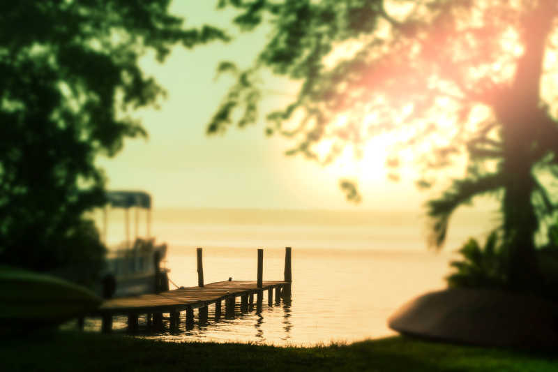 日出时的湖面