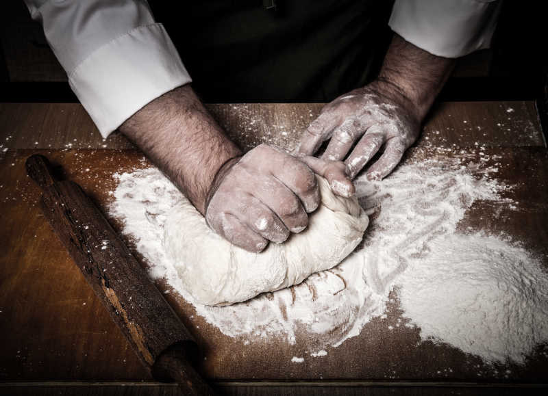 手工制作面包的过程