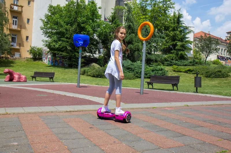 公园里使用平衡车的小女孩