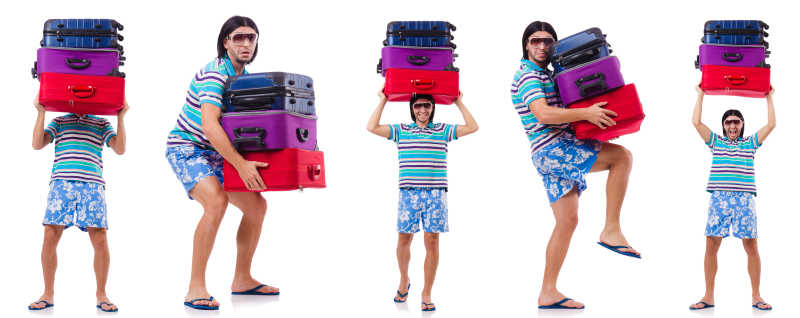 搬着三个大行李箱的男孩