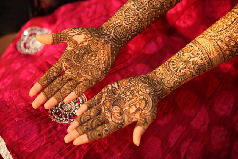 印度新娘的手上画满了曼海蒂