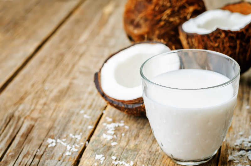 木桌上的椰子奶和椰子