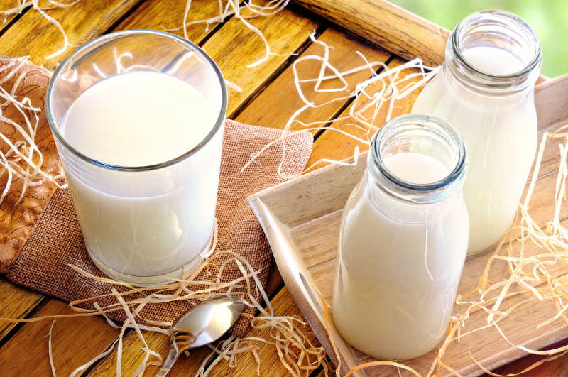 桌上放着的两瓶牛奶
