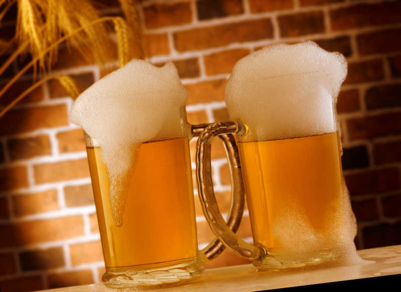 两大杯啤酒