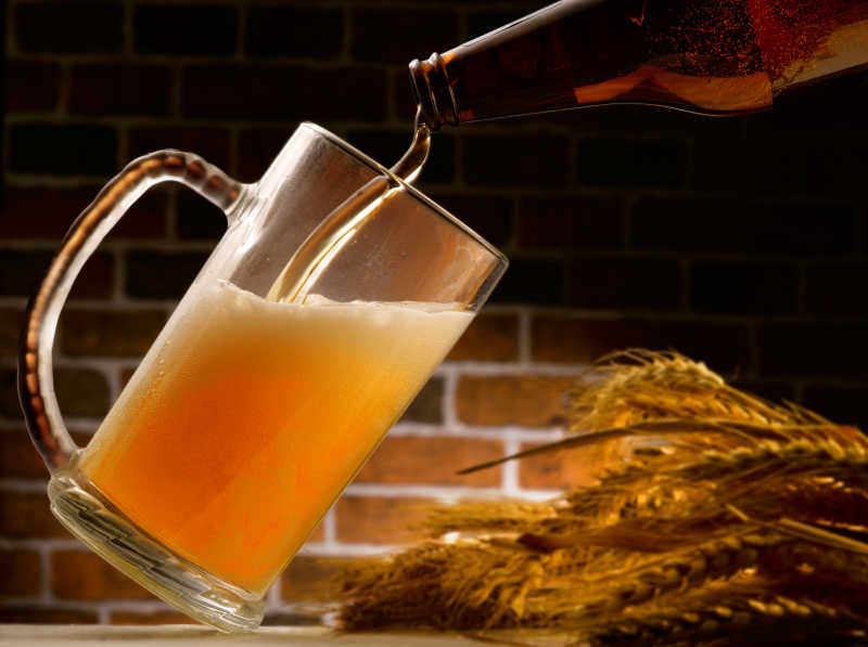 正在往杯子里倒啤酒