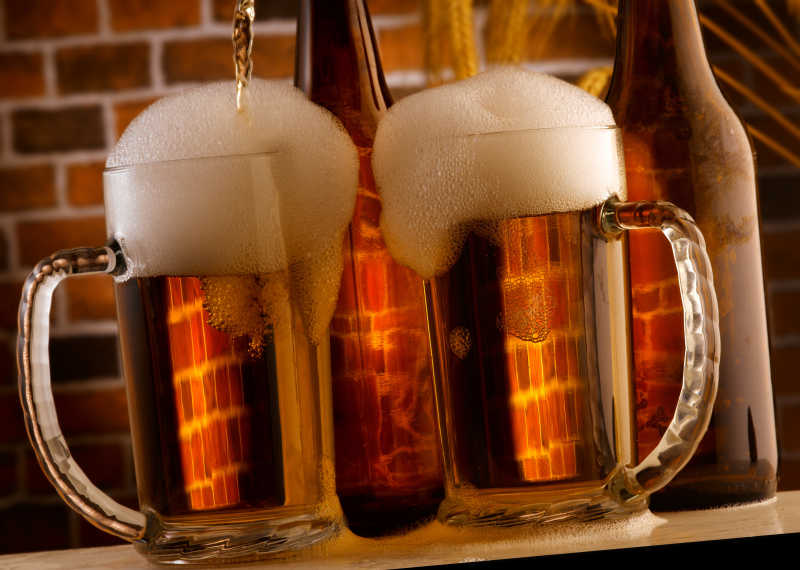 两杯冒着气泡的啤酒