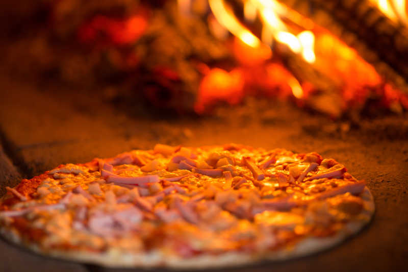 烤炉里的披萨