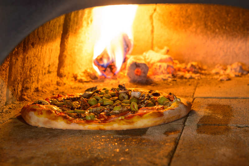 火炉里的意大利传统披萨