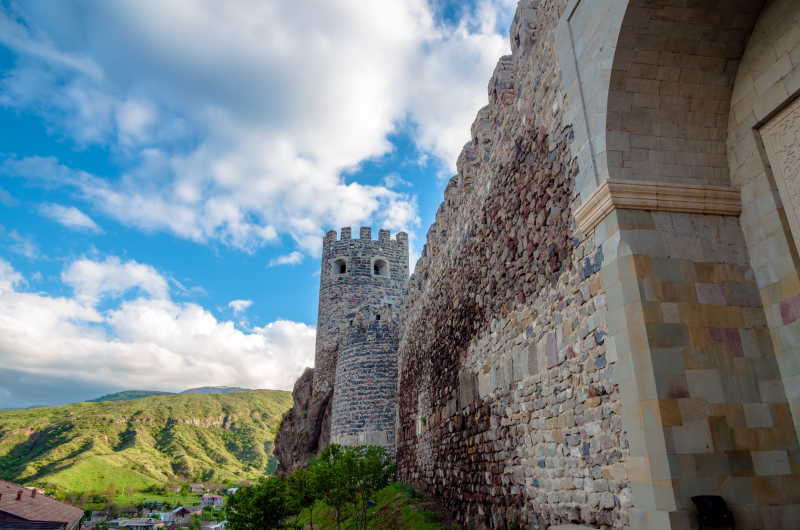 蓝天下的拉巴特城堡古墙