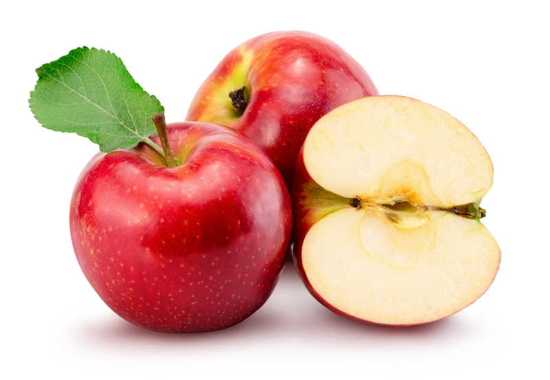 切开的白色背景上的新鲜红苹果