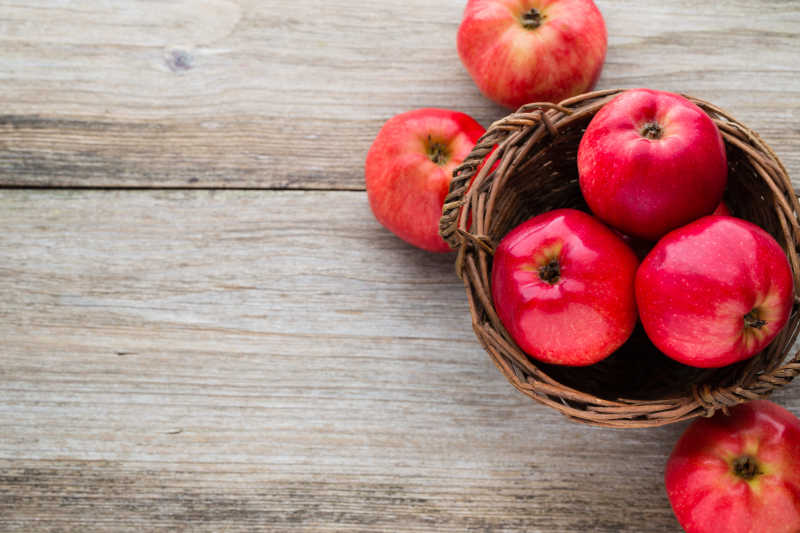 放在木制板上的新鲜的红苹果