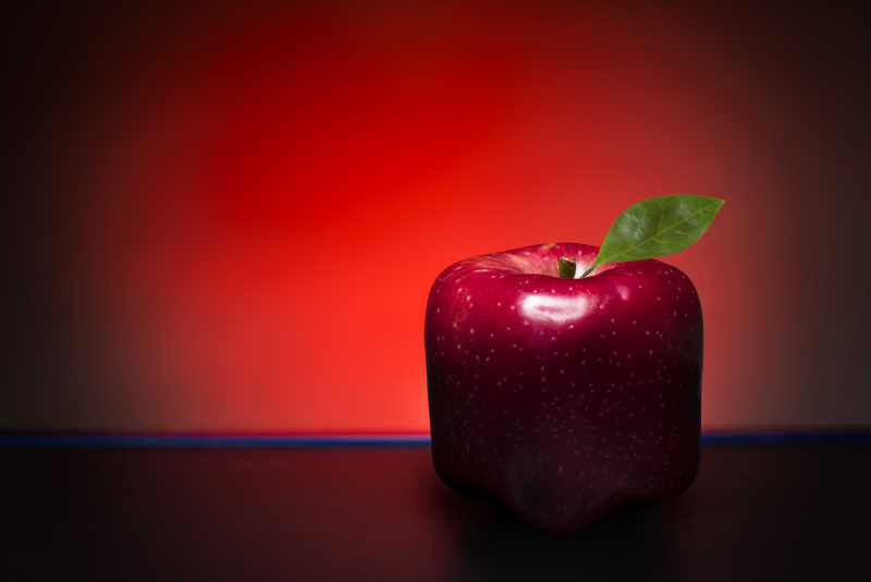 红色背景上的立方体红苹果