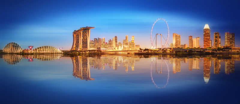 新加坡的天际线与滨海湾的摩天大楼景观建筑