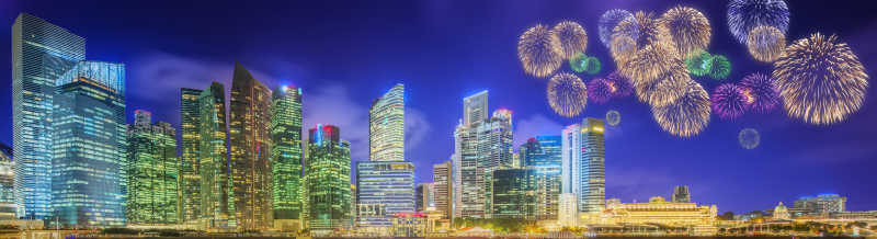 摩天大楼间的美丽的烟花