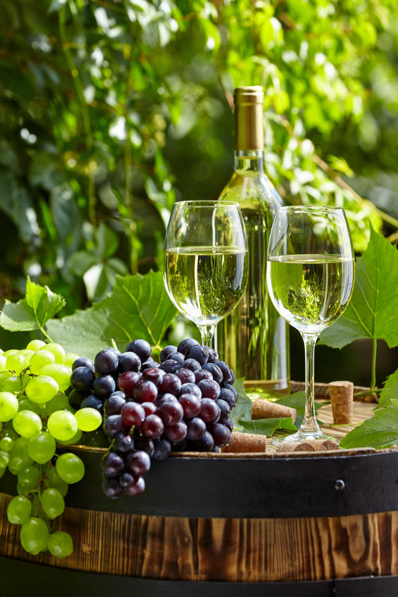 红酒桶上的葡萄与葡萄酒