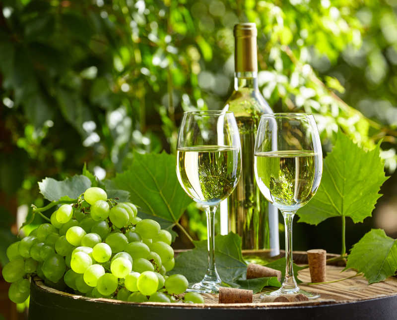 绿色葡萄与白葡萄酒