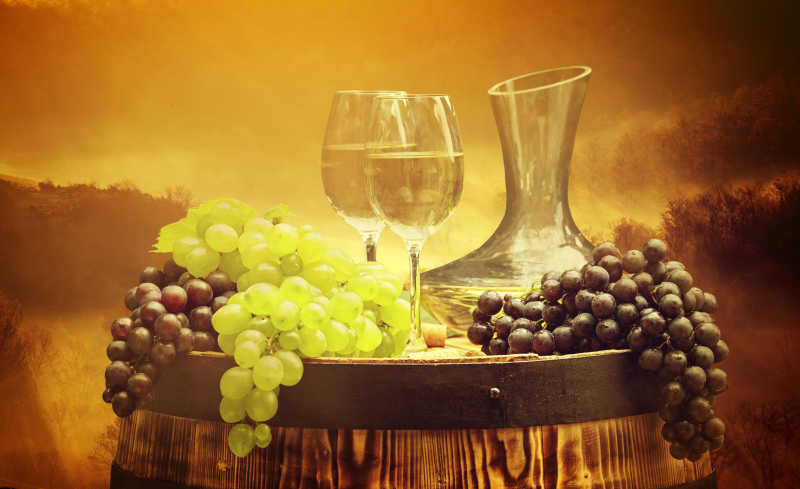 日落下的葡萄与葡萄酒