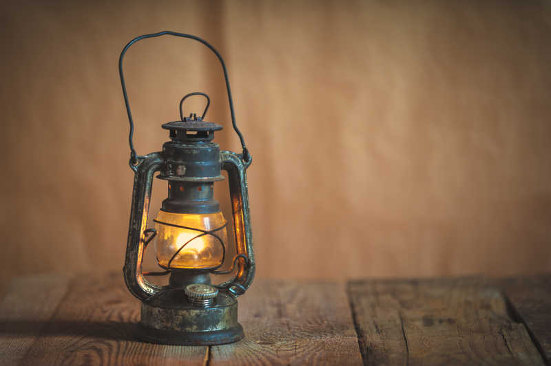 木桌上的老式煤油灯