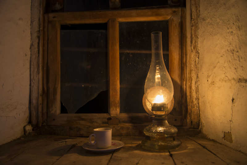 窗外的老式煤油灯和咖啡杯