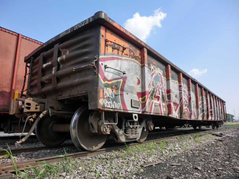 铁轨上的老式火车与涂鸦