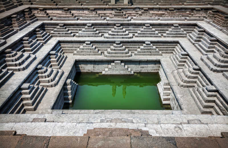 寺庙里的走罐与绿色的水