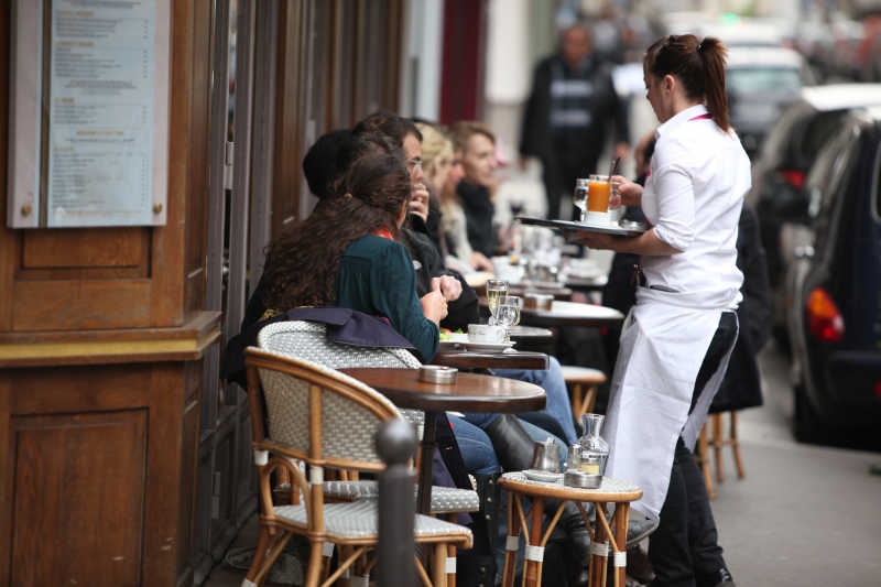 在巴黎街口喝咖啡的人