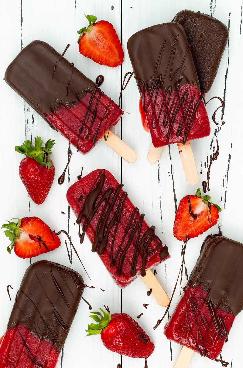 裹着巧克力的草莓冰棍