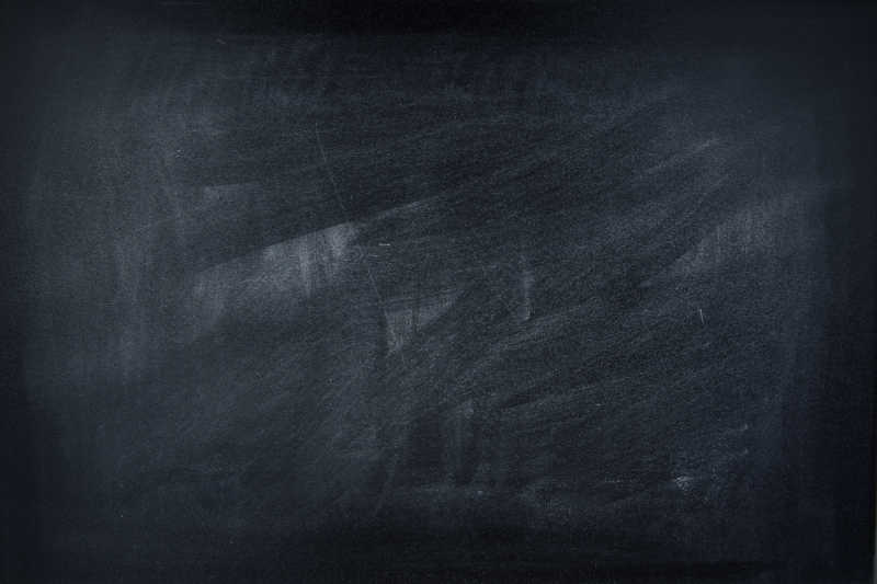 有白色模糊粉笔痕迹的黑板