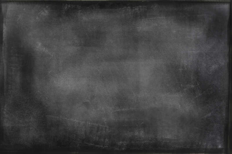 在教学黑板上残留的粉笔痕迹