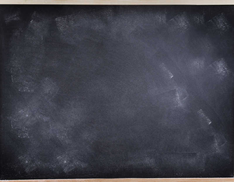 黑板上有模糊的粉笔痕迹