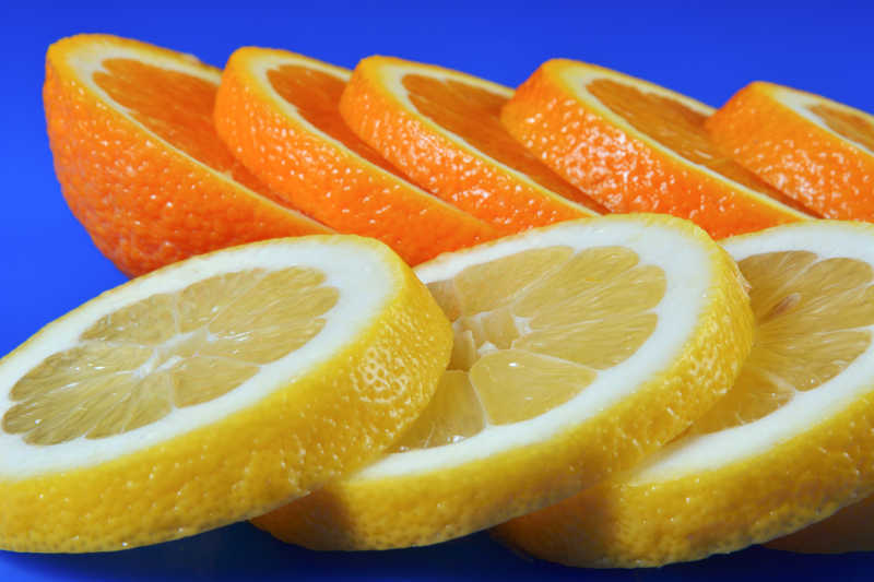 蓝色背景下新鲜的柑橘和柠檬切片