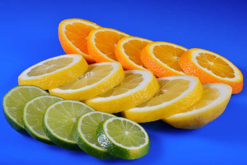 蓝色背景下的新鲜柑橘和柠檬