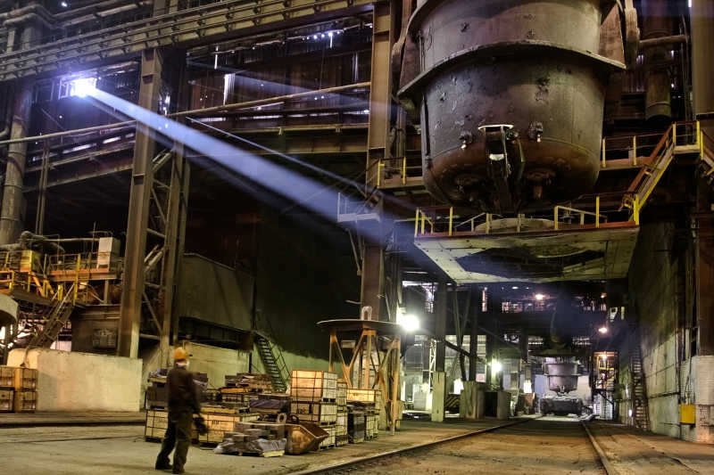 钢铁冶炼厂车间工人工作的场景