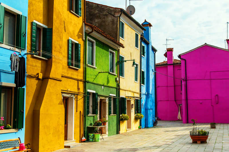 威尼斯岛上各种颜色鲜艳的房子