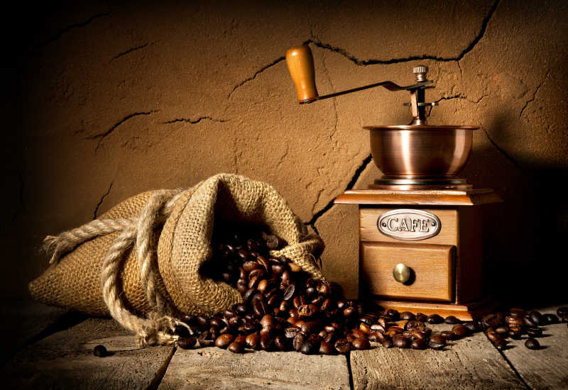 陶土窖中的咖啡粒和磨坊