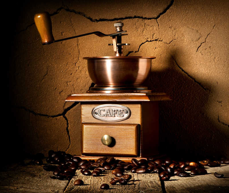 木制咖啡机和附近的咖啡豆