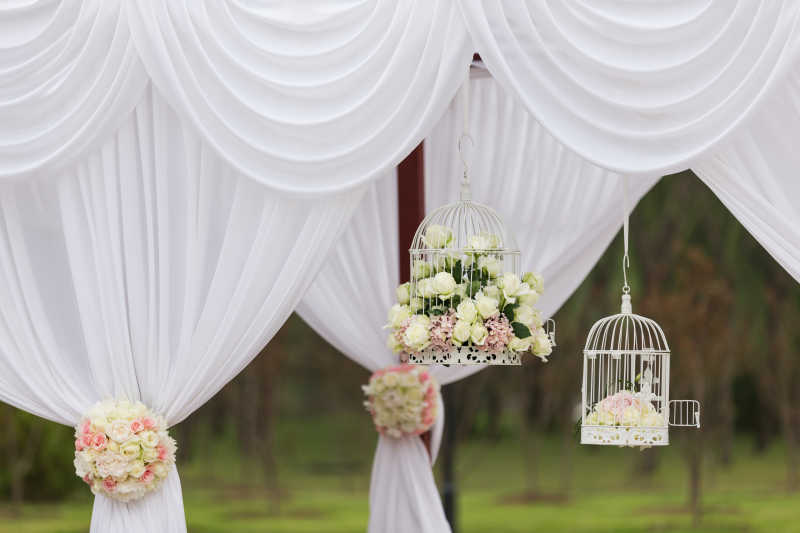 鲜花和挂帘婚礼装饰