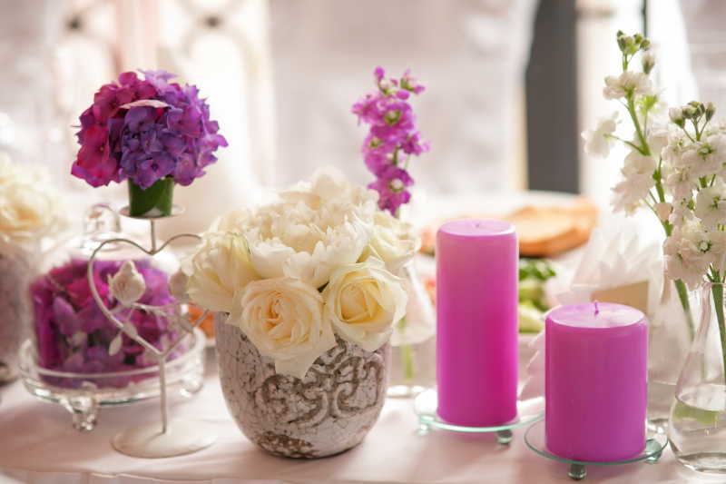婚礼餐桌美丽的鲜花蜡烛装饰
