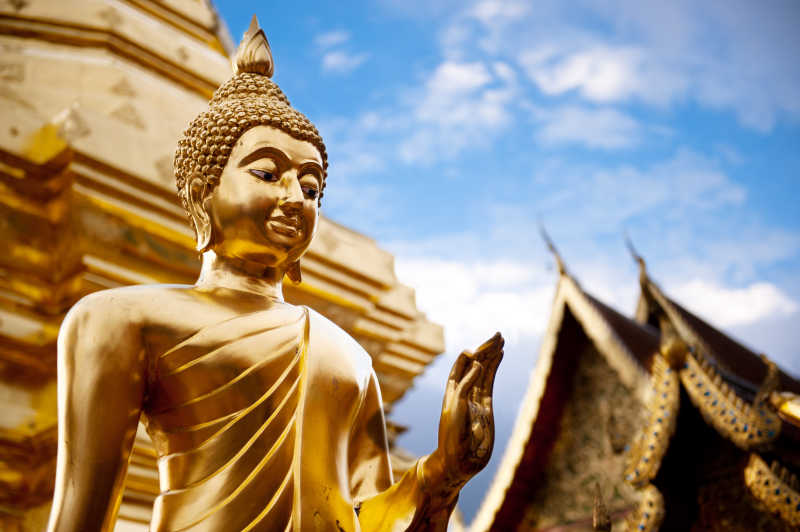 泰国佛寺的金佛塑像