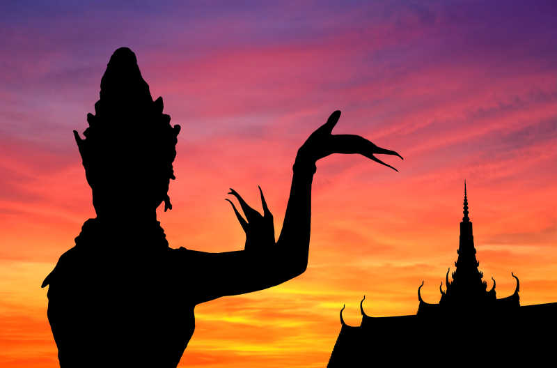 夕阳中泰国跳舞姿势的雕像