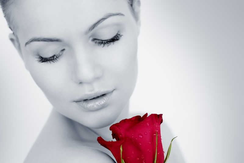 黑白色的照片中出现了一朵鲜红的玫瑰花