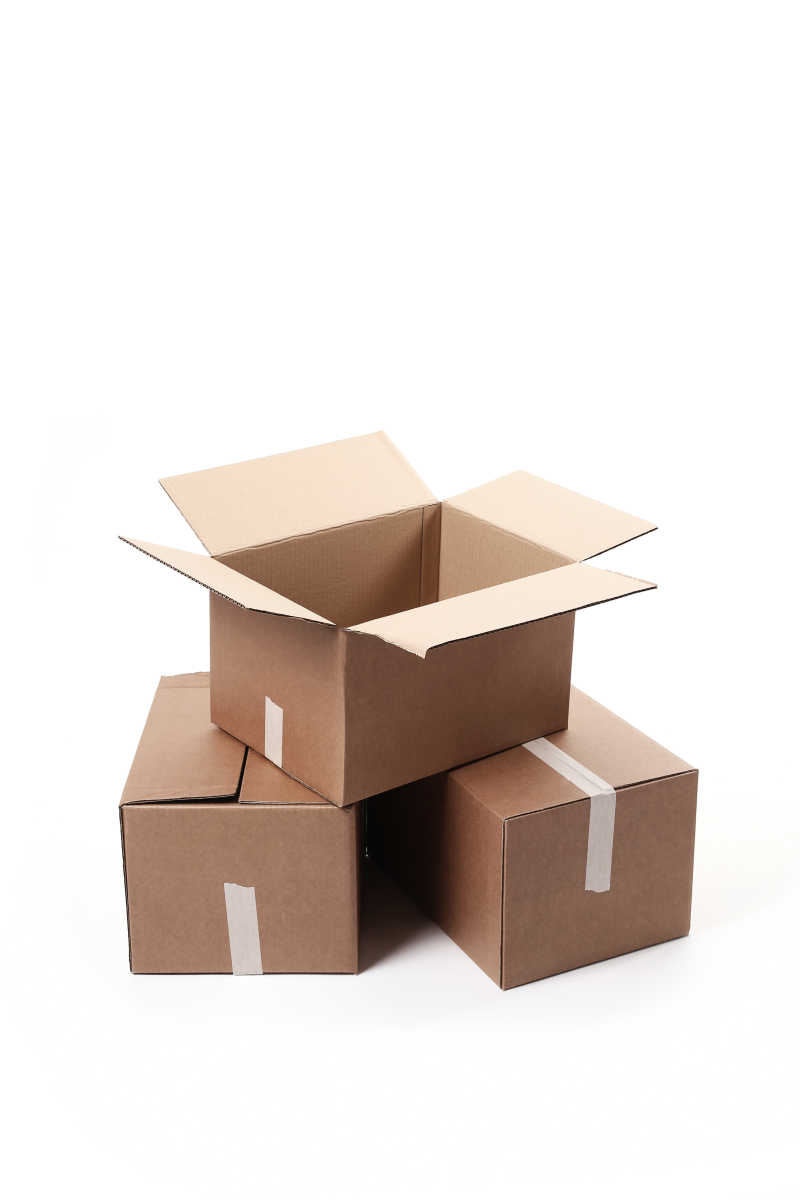 白色背景下的三个纸箱包装盒