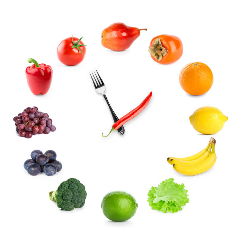 白色背景上水果组成的概念钟