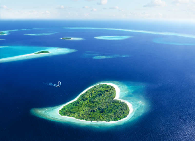 蓝色海洋里的心形岛屿