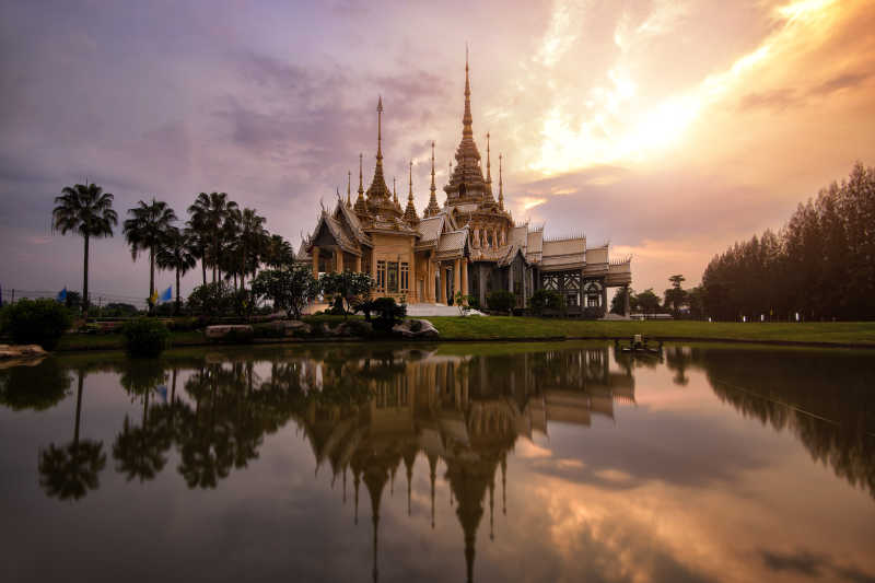 泰国寺的日落