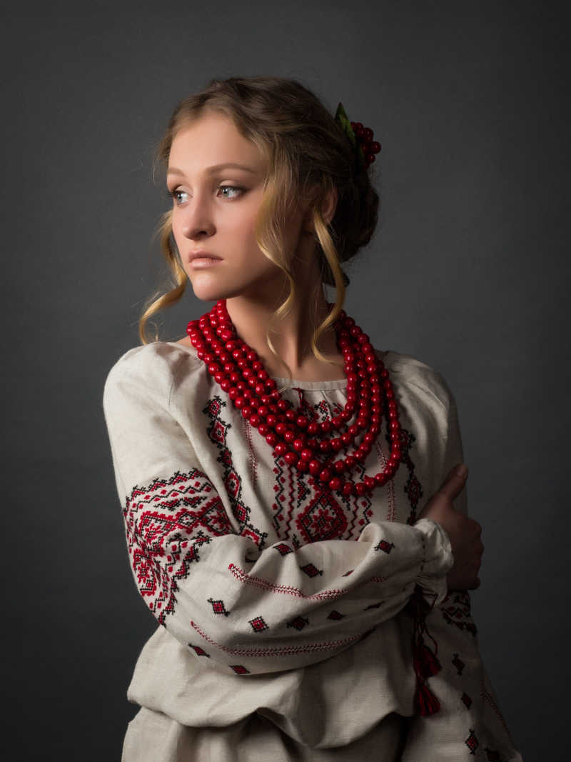 穿着刺绣衣服的乌克兰少女