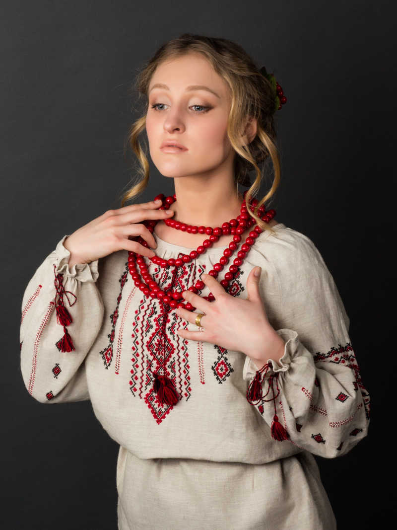 可爱的穿刺绣衣服的乌克兰美女